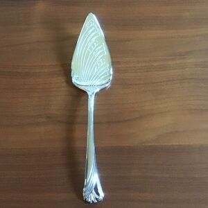 Lenox silverplated cake server with etched swirly design